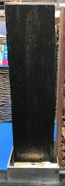 Schieferstele mit Wasserfall