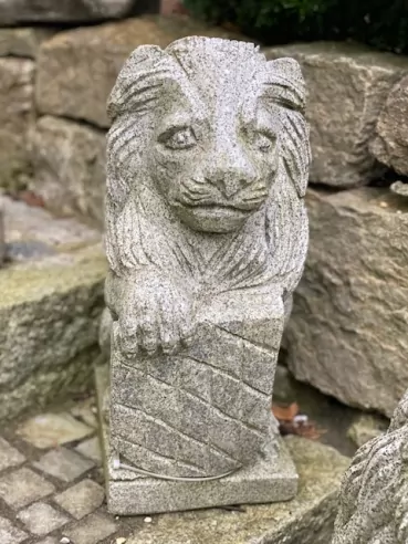 Steinfigur | Löwe mit Wappen (Bayern) | H. 45 cm