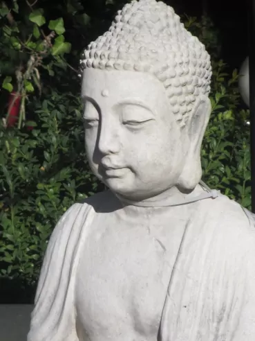 Buddha sitzend weiß Detail