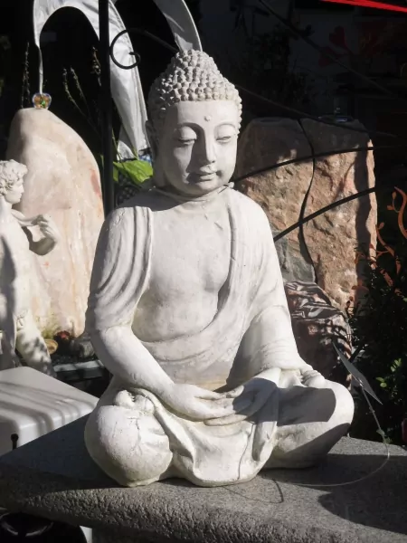 Buddha sitzend weiß