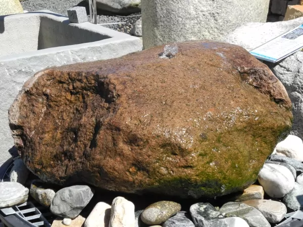 Quellstein Steinbrunnen Granit Findling