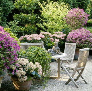 Blühender Garten mit Tisch und Stühlen