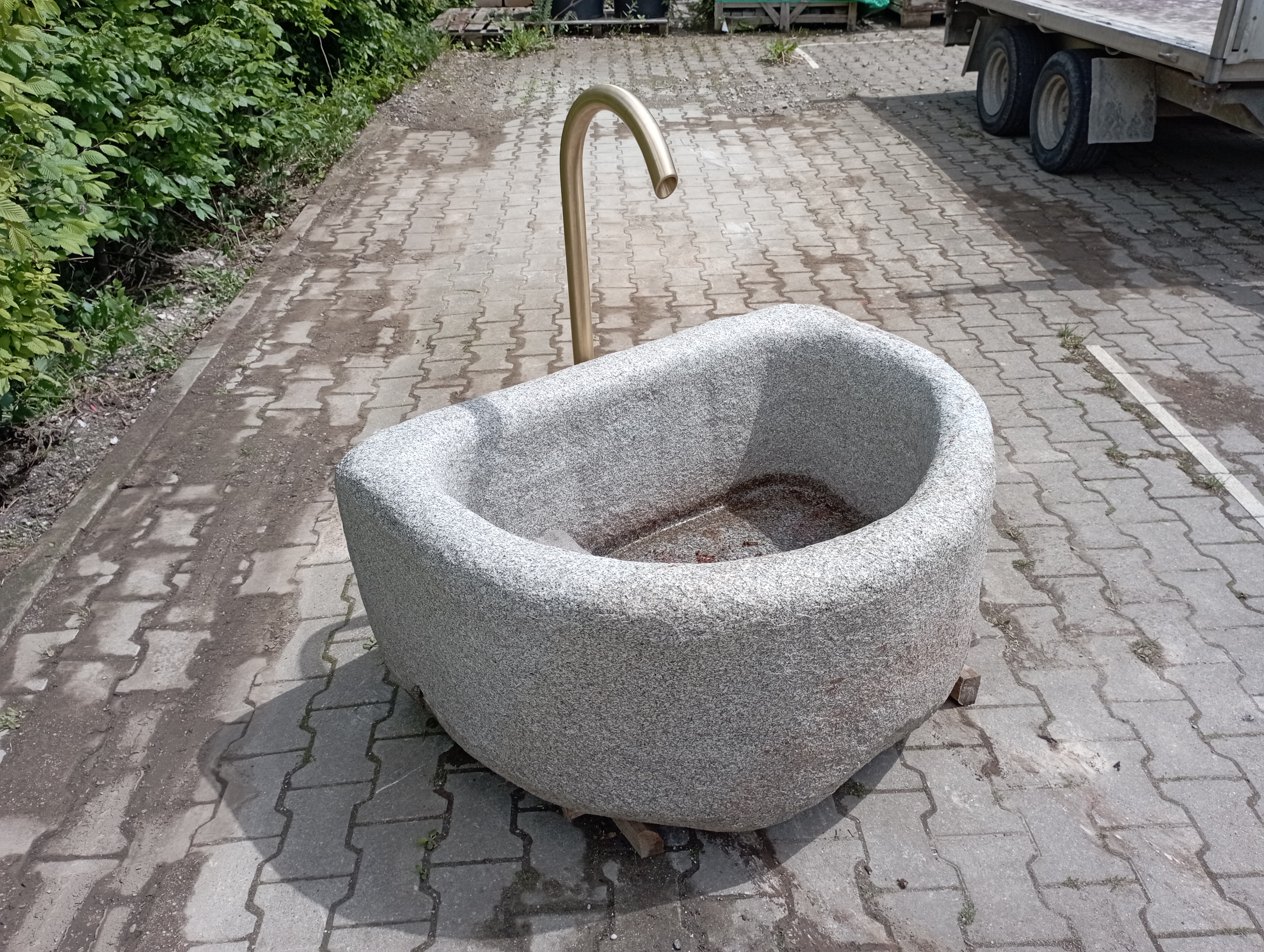 Brunnen aus Granit Halbrund [2026-02] (Einzelstück) | mit Umlaufsysstem komplett montiert