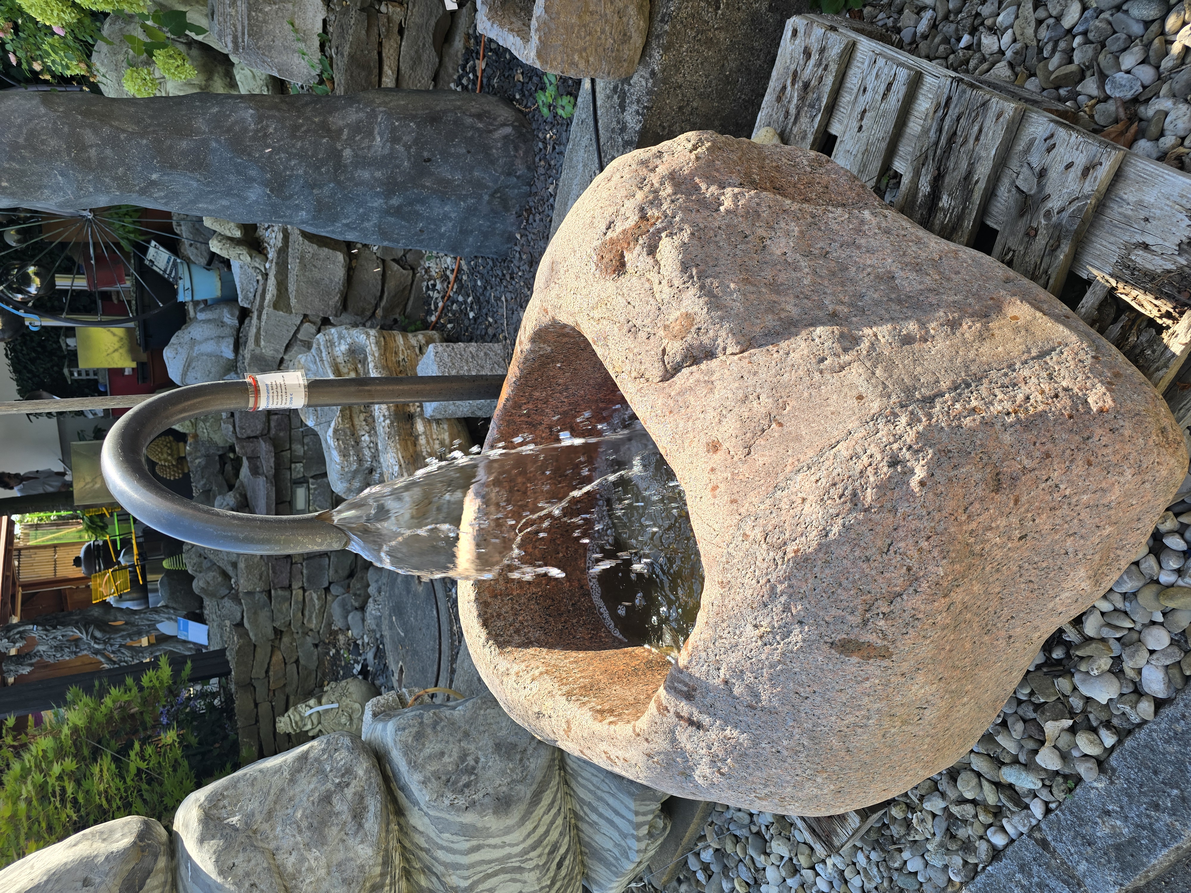 Brunnen aus rötlichem Granit rundliche Naturform (Einzelstück) | mit Umlaufsysstem komplett montiert