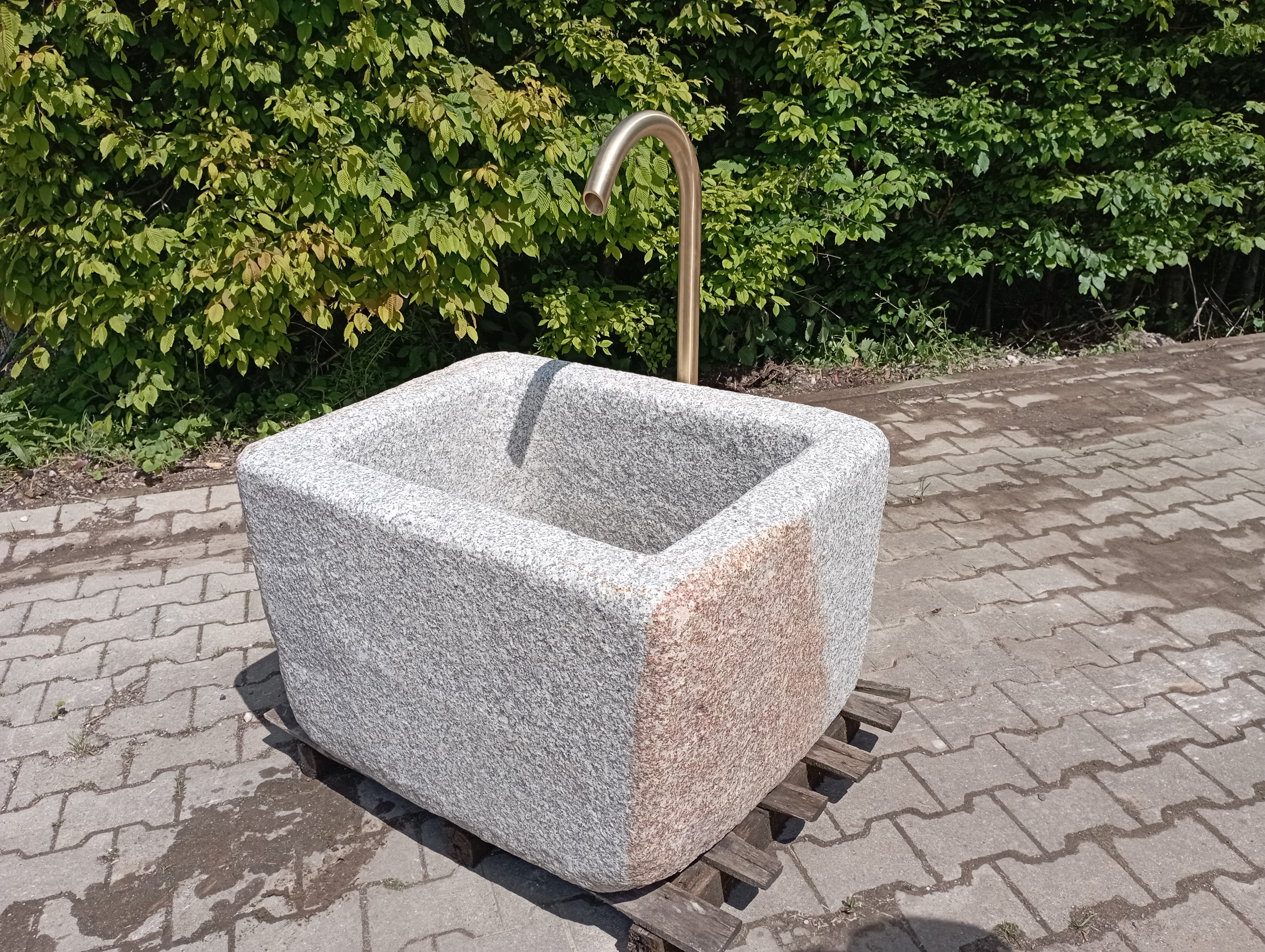 Brunnen aus Granit Rechteckig [2026-04] (Einzelstück) | mit Umlaufsysstem komplett montiert