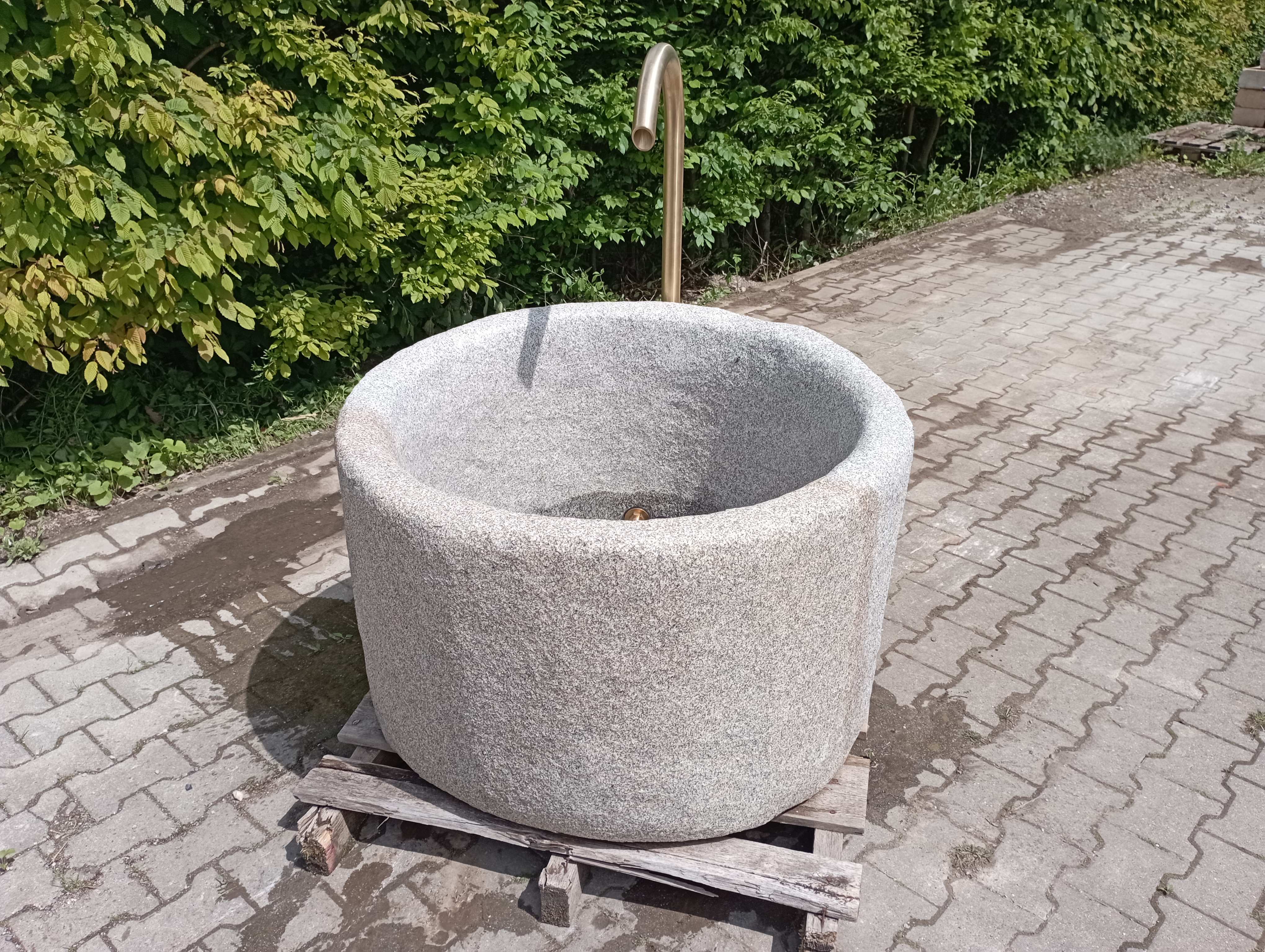 Brunnen aus Granit Rund [2026-03] (Einzelstück) | mit Umlaufsysstem komplett montiert