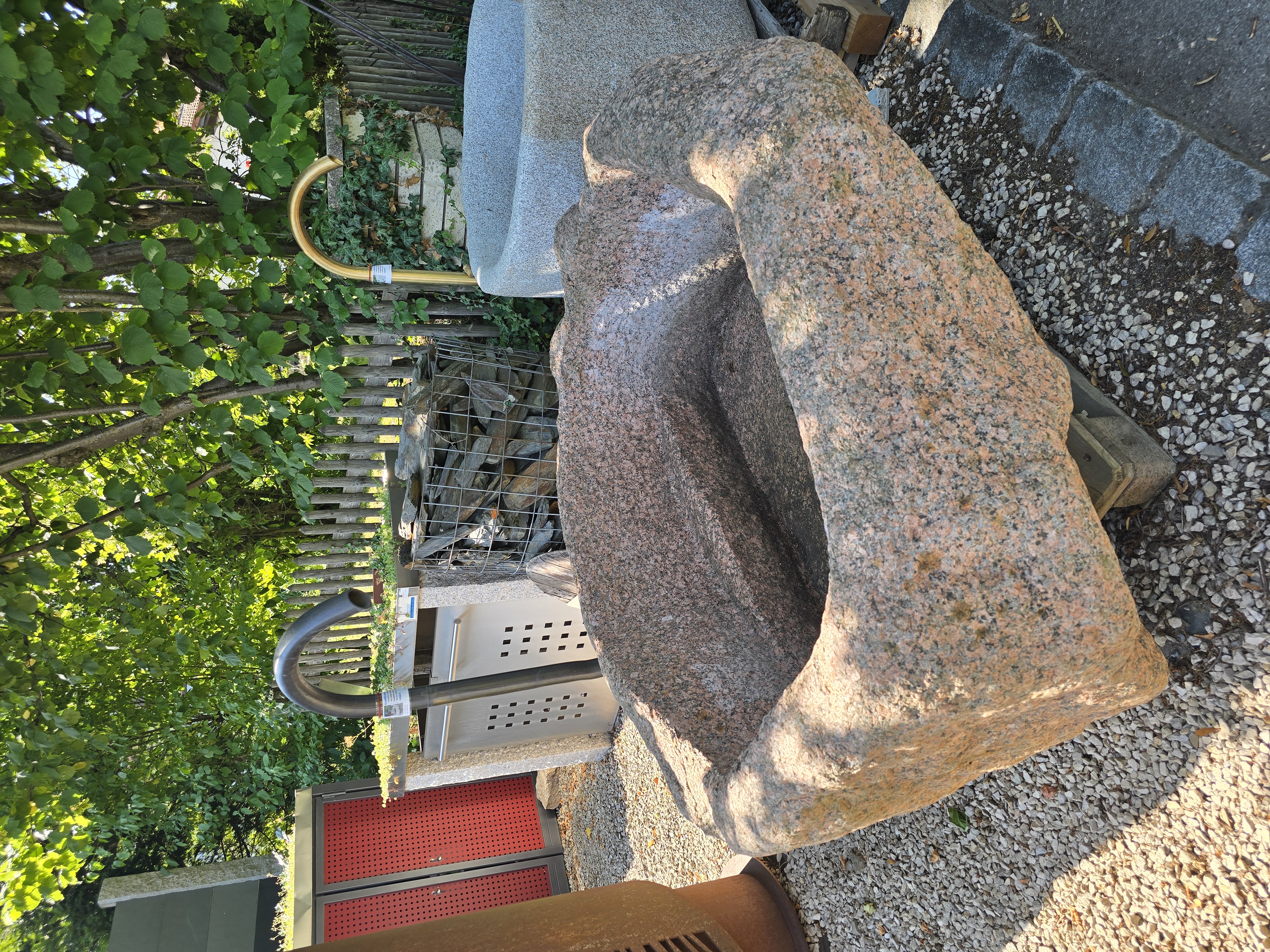 Brunnen aus Granit oval Naturform (Einzelstück) | mit Umlaufsysstem komplett montiert