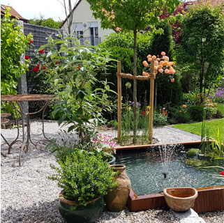 Garten mit kleinem Teich