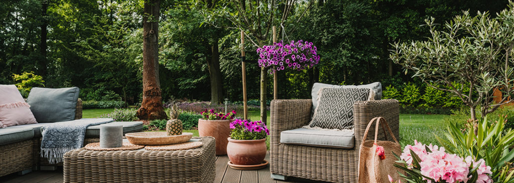 Gartenterasse mit verschiedenen Möbeln