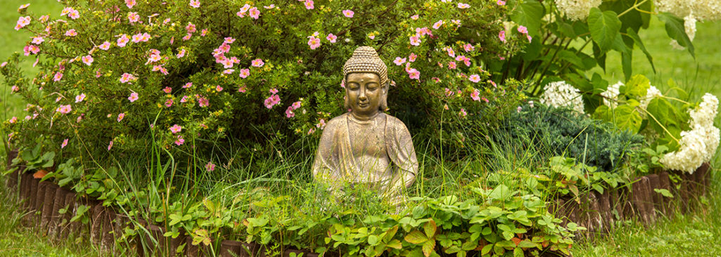 Idyllischer Garten mit Buddha