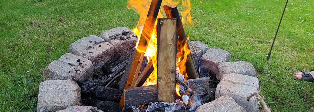 eine Feuerstelle aus Steinen auf einer Wiese