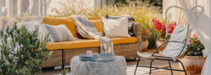 Terrasse mit einem Outdoorsofa und Stuhl