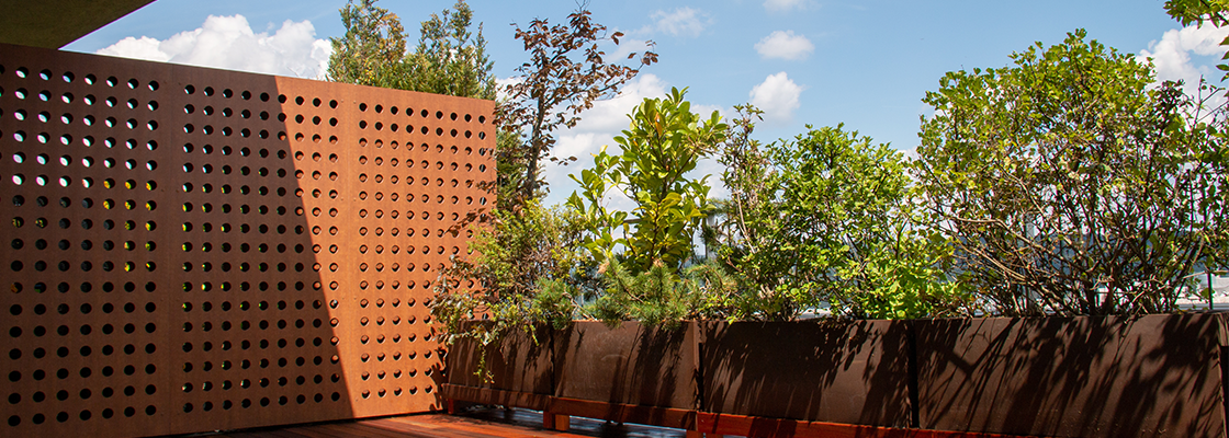 Exterieur-Terrasse mit modernen Appartements mit Laubholzbeschlag und Grünpflanzen für Balkons