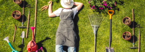 Gartengärtner Girl Relaxen Grün Gras, Umhüllte Gartenwerkzeuge mit Pflanzen Arbeitsplatz Heimat unter den Pflanzen Garten, Landwirtschaft, Freelance, Arbeit zu Hause, langsames Leben, Stimmung