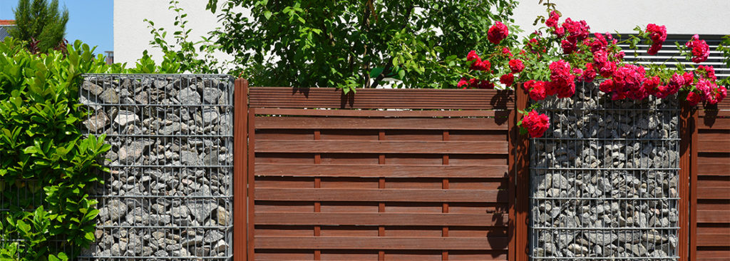 Pflege & Haltbarkeit von Sichtschutzelementen – was tun bei Wetter, Sonne & Feuchtigkeit